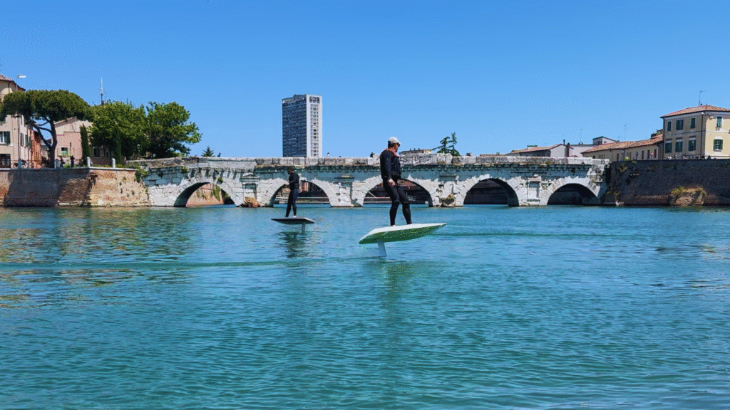 E-surf vola sull'acqua sotto il Ponte di Tiberio di Rimini